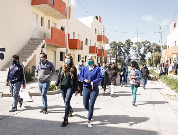 AVELLANEDA: Presentaron a la primera cuadrilla de mujeres albañilas que construirán viviendas