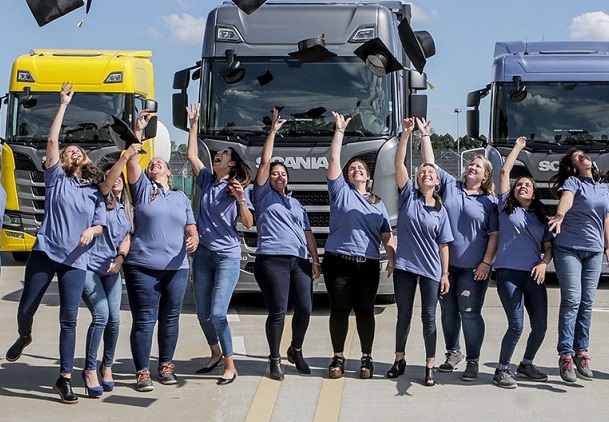 CONDUCTORAS: Escania lanza un programa para capacitar a mujeres en la conducción de transporte de carga.