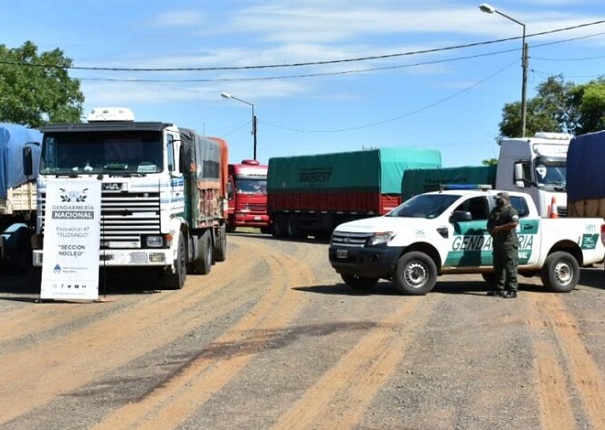 GENDARMERÍA INTERCEPTÓ CONTRABANDO DE SOJA. Doce camiones intentaban ingresar a Misiones con destino a Brasil.