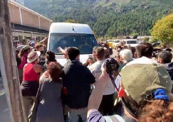 CHUBUT: Un grupo de inadaptados atacó la camioneta que trasladaba al presidente.